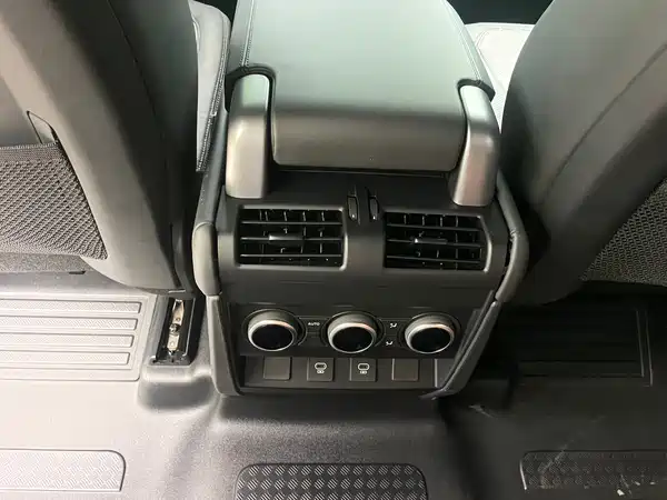 Land Rover Defender 2024