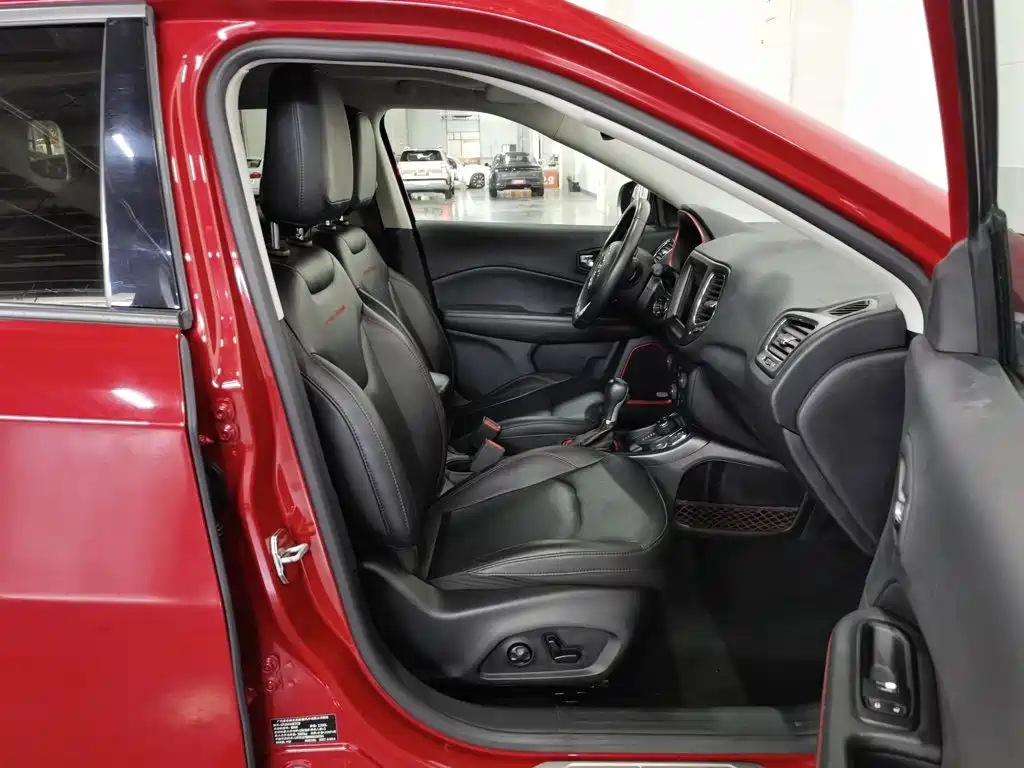 Jeep Compass 2017 — фото 23