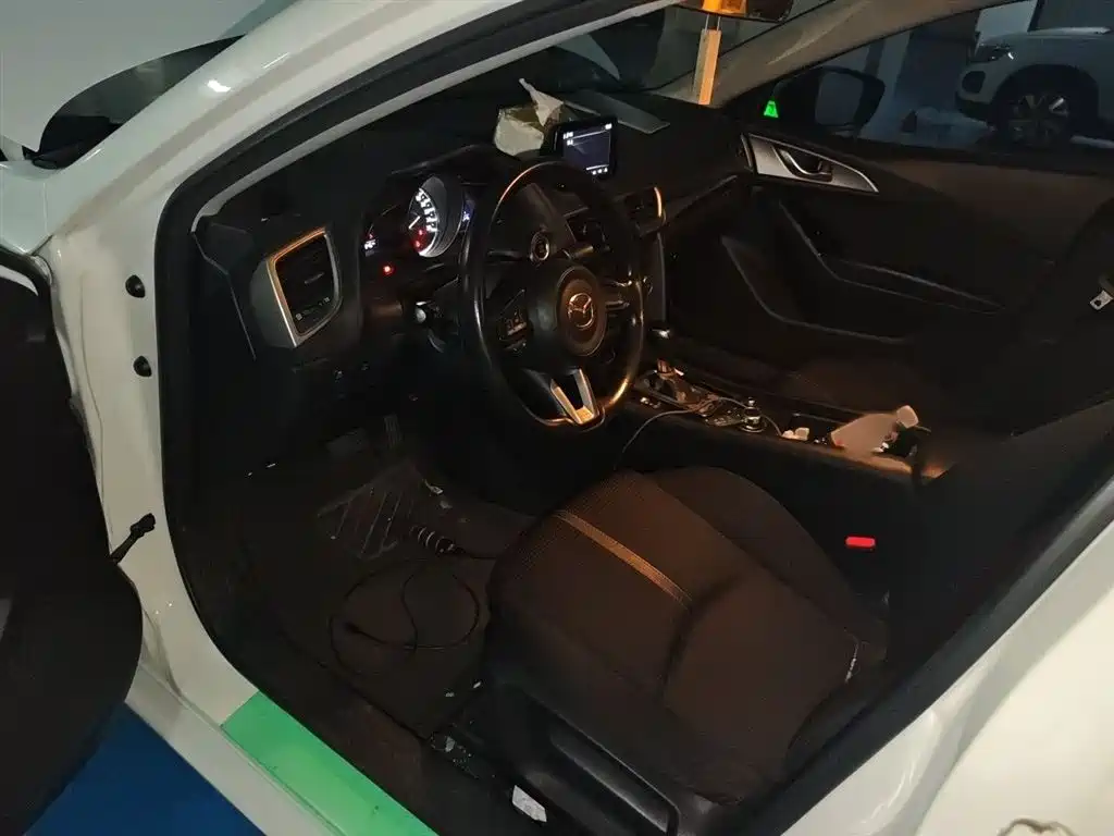 Mazda 3 Axela 2017 — фото 14