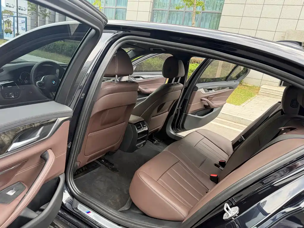 BMW 5 Series 2018 — фото 11