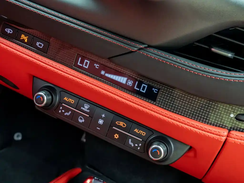 Ferrari F8 2023 — фото 18