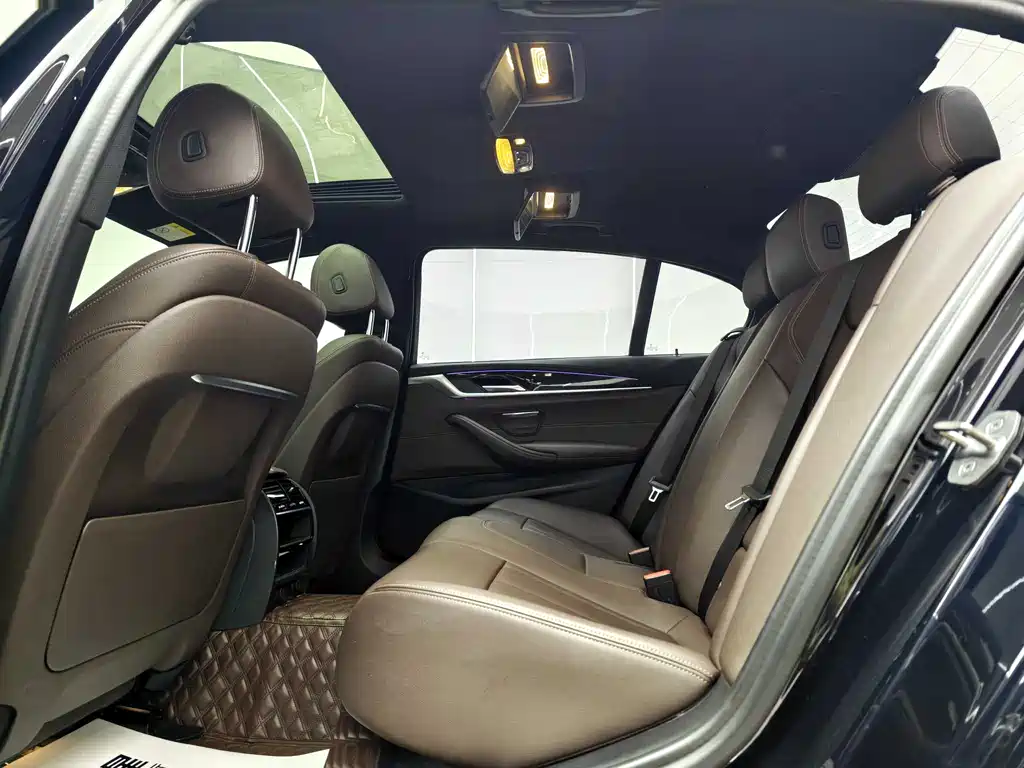 BMW 5 Series 2019 — фото 16