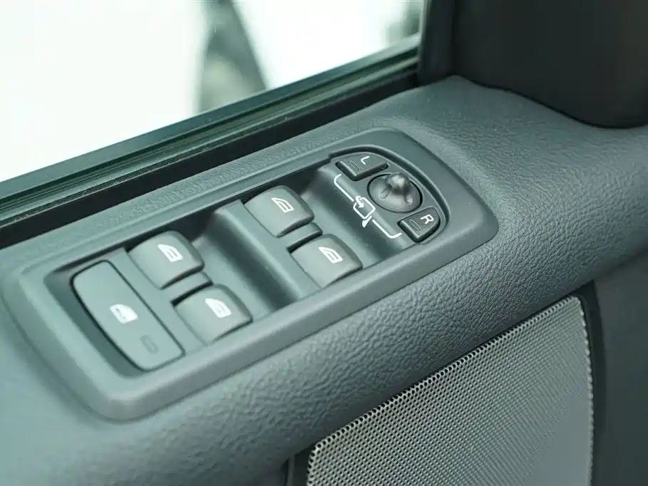 Land Rover Discovery 2016 — фото 11