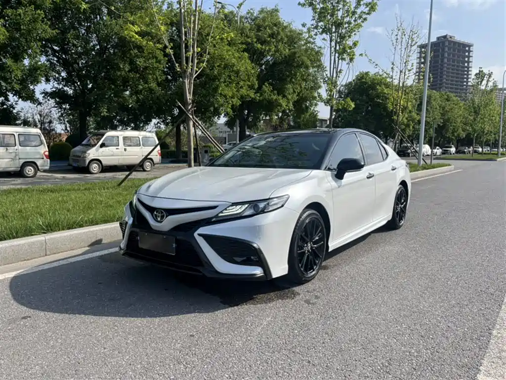 Toyota Camry 2023 — фото 3