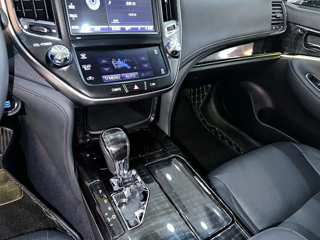 Toyota Crown 2017 — фото 11