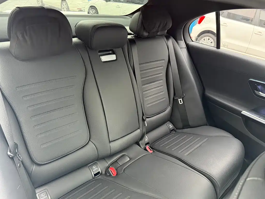 Mercedes-Benz C-Class 2025 — фото 12