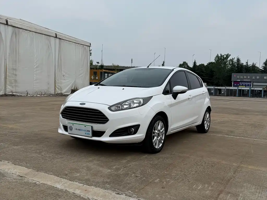 Ford Fiesta 2015 — фото 1