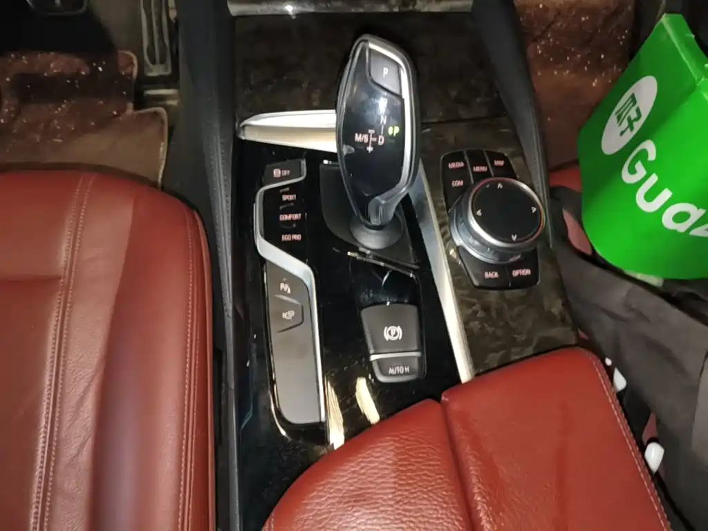 BMW 5 Series 2018 — фото 14