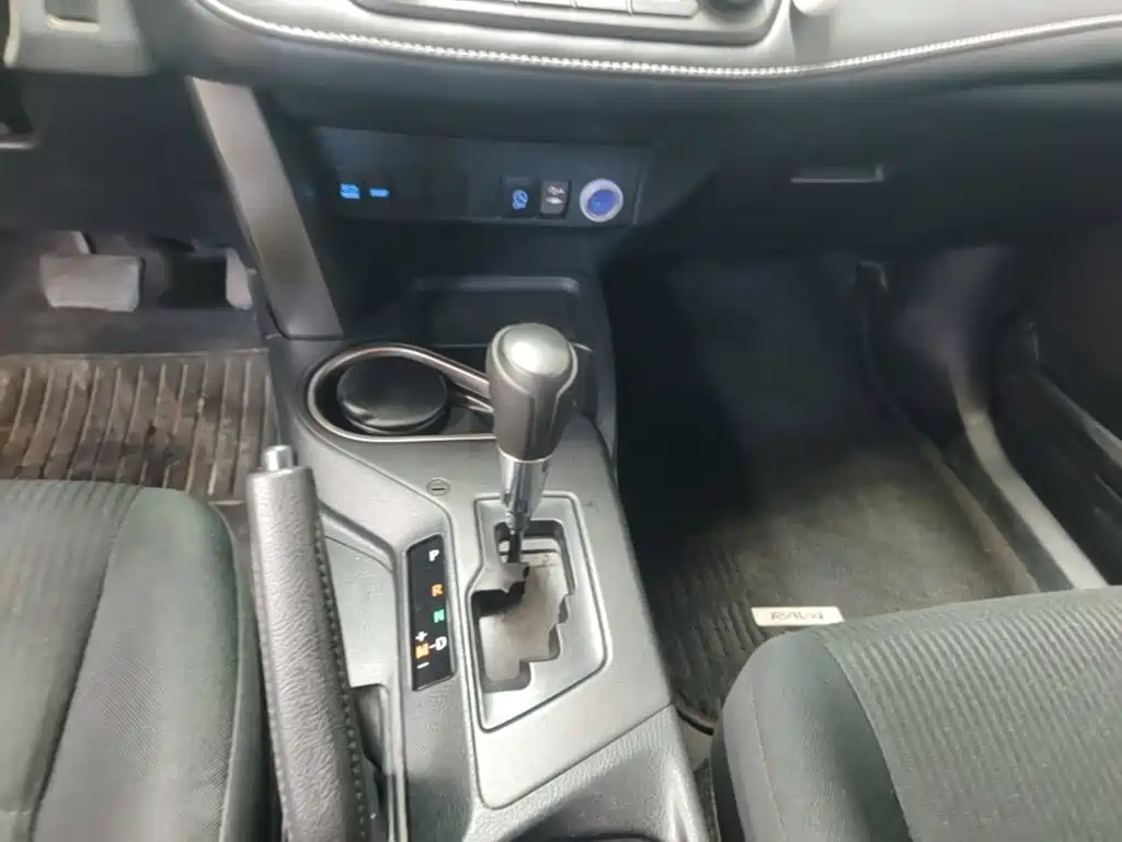Toyota RAV4 2018 — фото 10