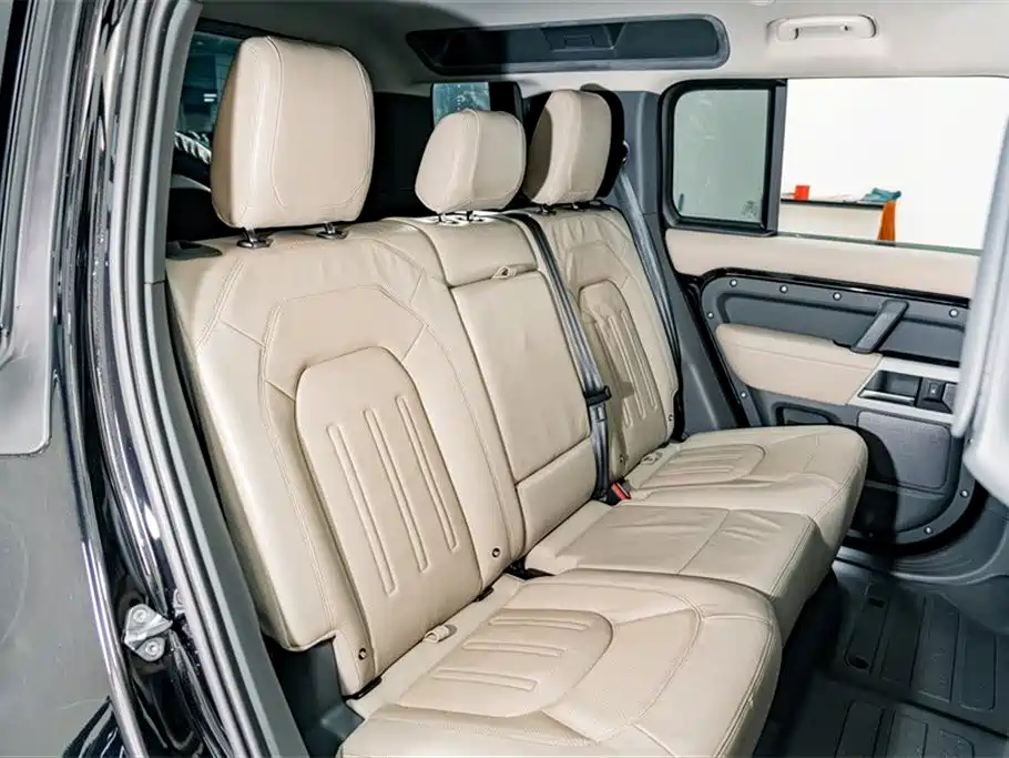 Land Rover Defender 2021 — фото 26