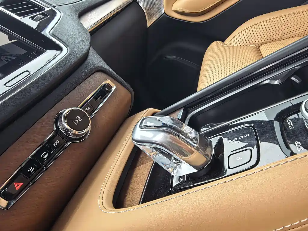 Volvo XC90 PHEV 2018 — фото 15