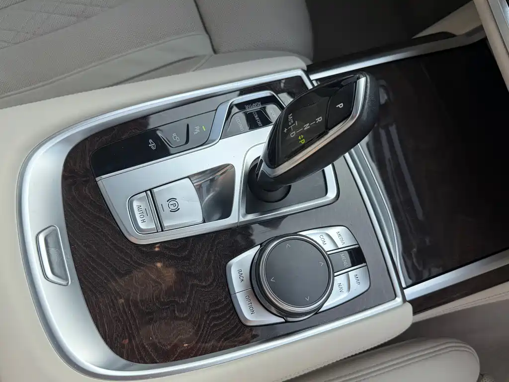 BMW 7 Series 2017 — фото 17
