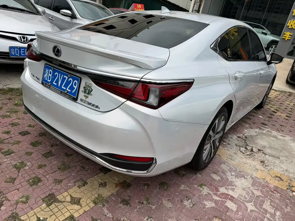 Lexus ES 2019