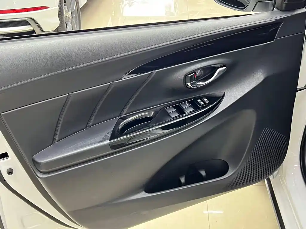 Toyota Yaris L 2023 — фото 14