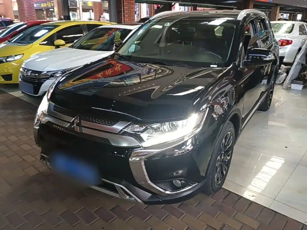 Mitsubishi Outlander 2020 — фото 2