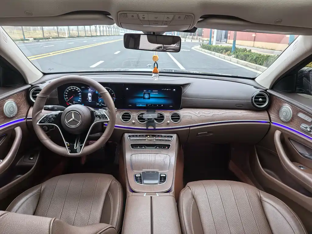 Mercedes-Benz E-Class 2023 — фото 9