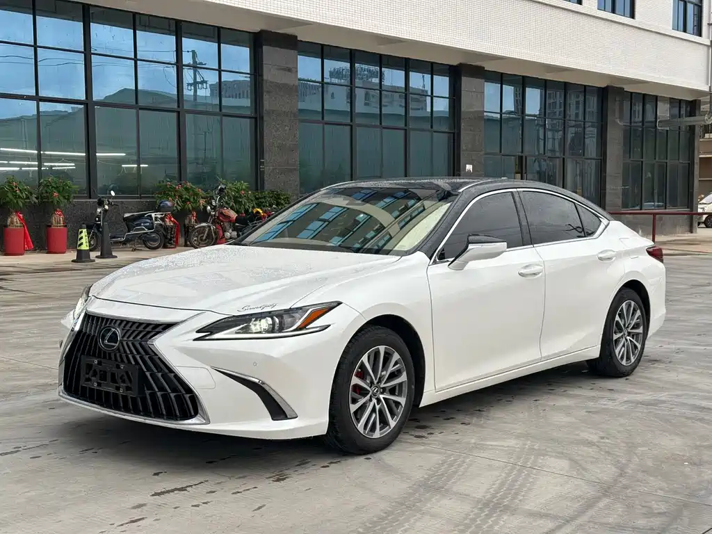 Lexus ES 2023 — фото 1