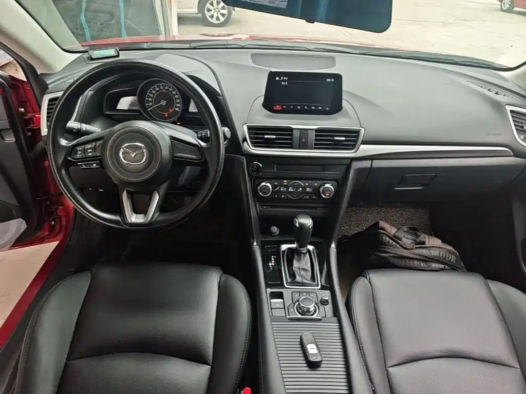 Mazda 3 Axela 2018 — фото 10