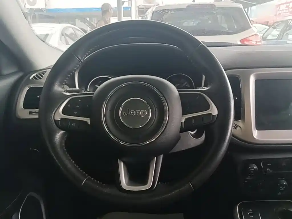 Jeep Compass 2017 — фото 11