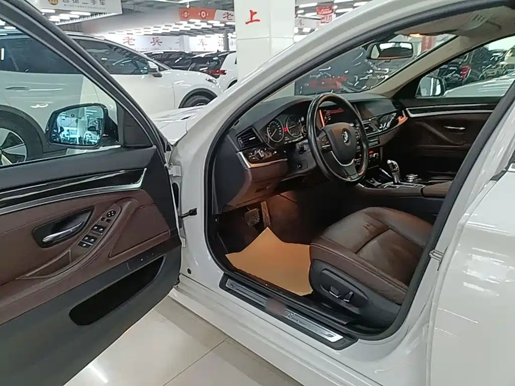 BMW 5 Series 2016 — фото 16
