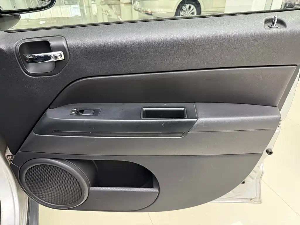 Jeep Compass 2010 — фото 17