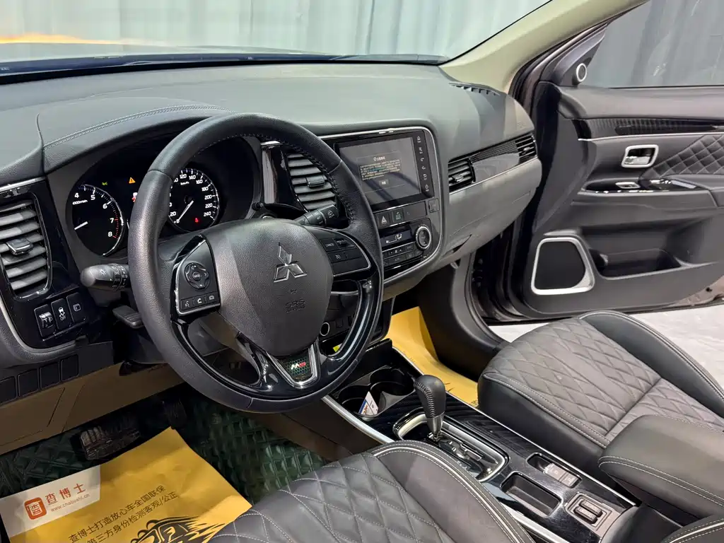 Mitsubishi Outlander 2022 — фото 14