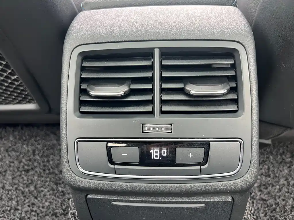 Audi A4L 2018 — фото 16