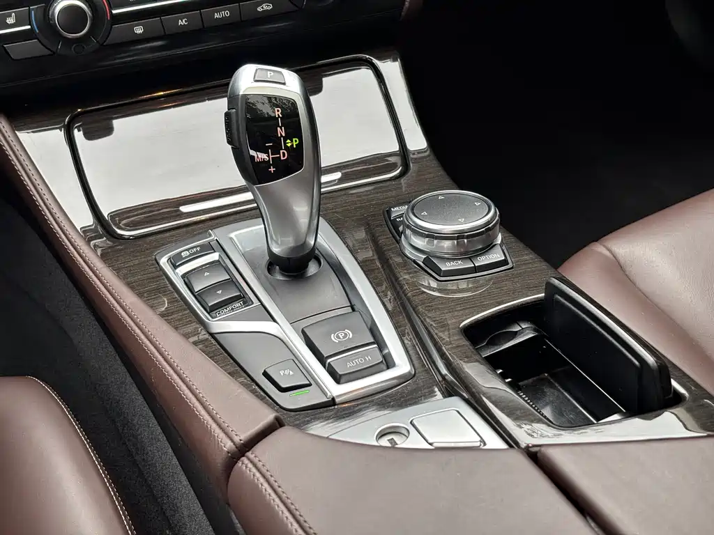 BMW 5 Series 2016 — фото 11