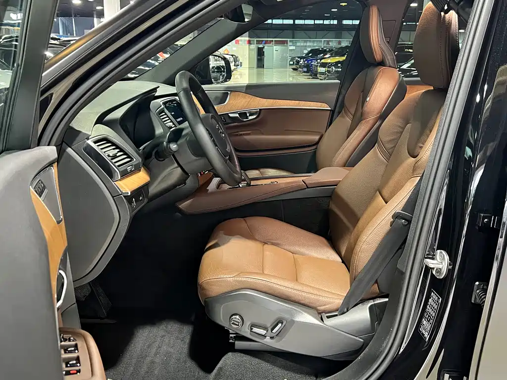 Volvo XC90 2022 — фото 12