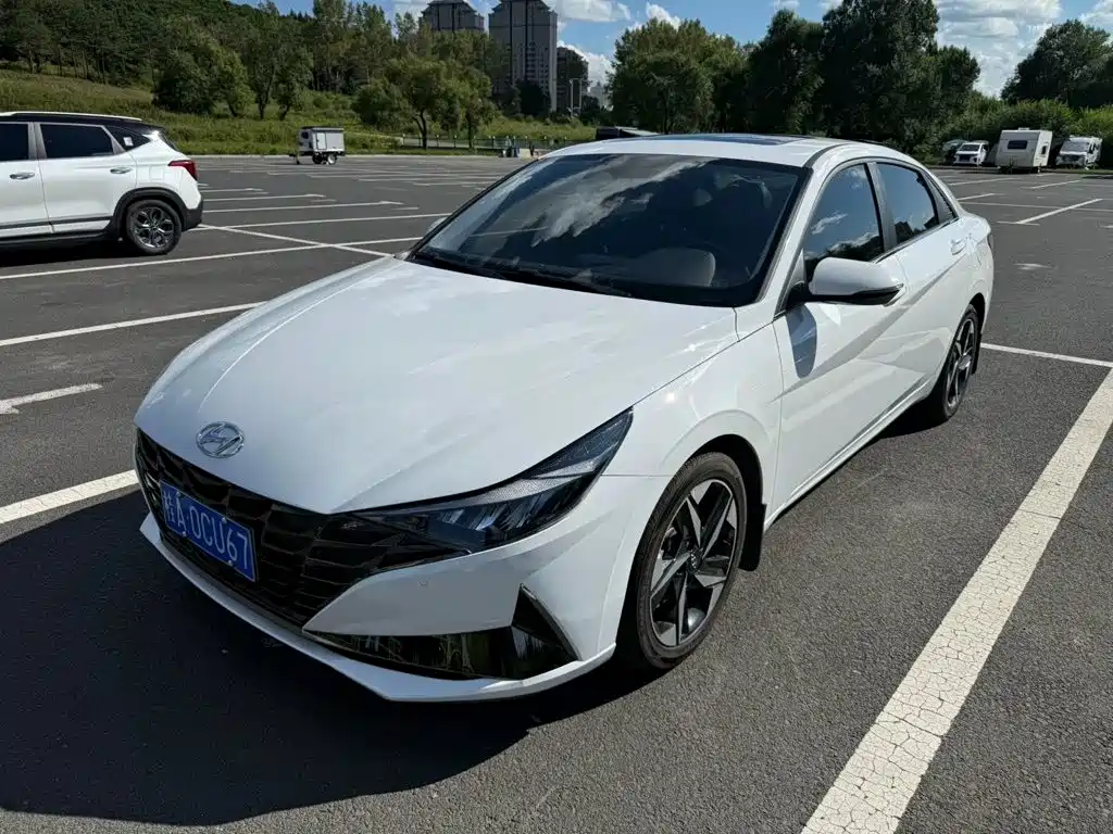 Hyundai Elantra 2023 — фото 1