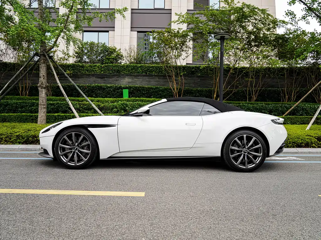 Aston Martin DB11 2020 — фото 26