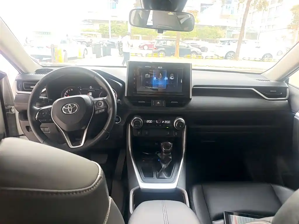 Toyota RAV4 2020 — фото 10
