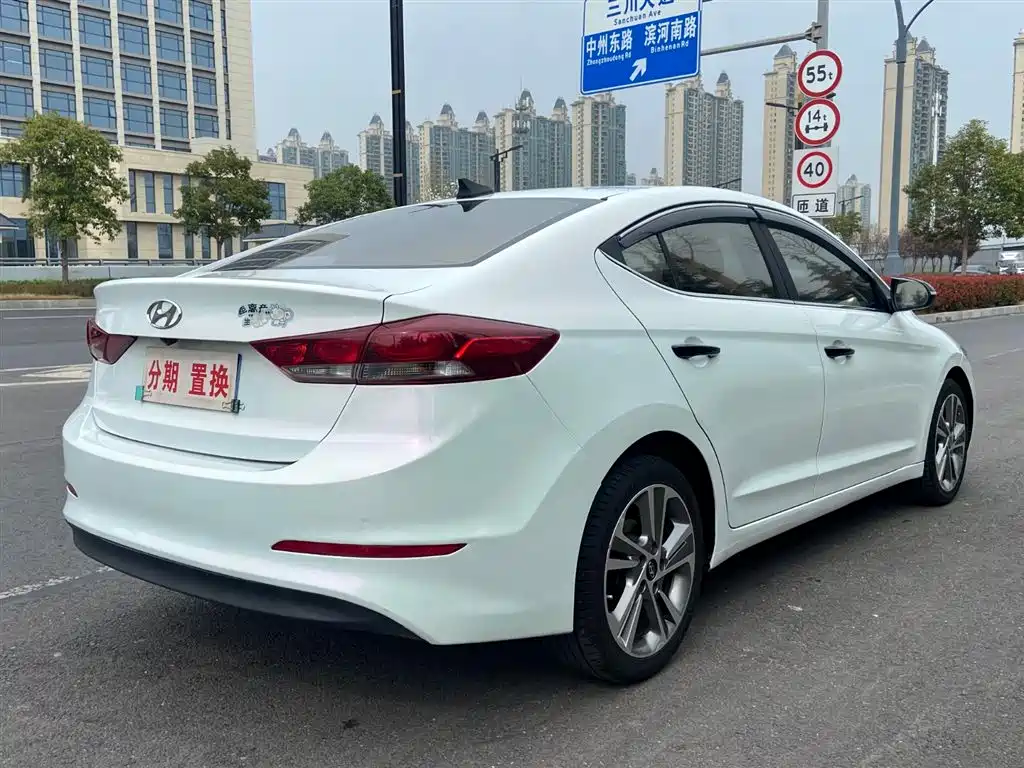 Hyundai Elantra 2017 — фото 12