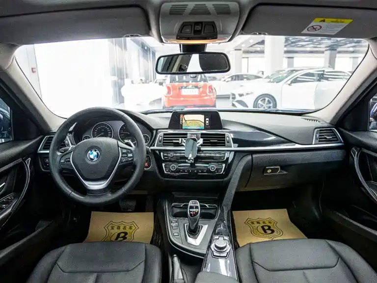 BMW 3 Series 2017 — фото 14