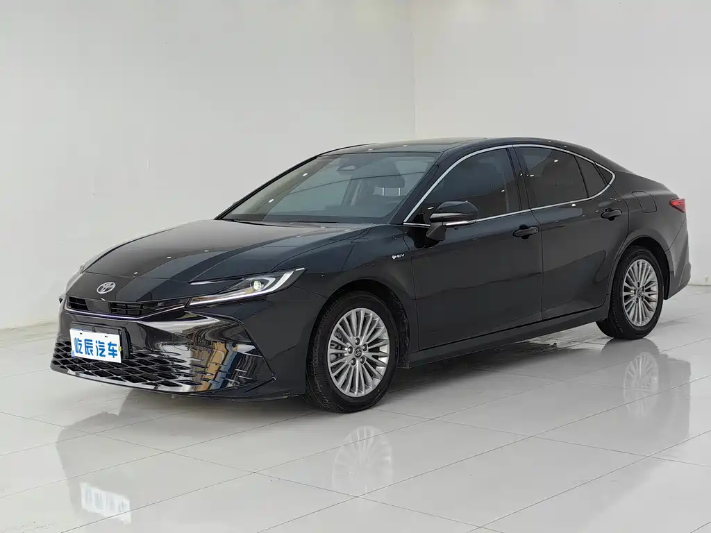 Toyota Camry 2025 — фото 1