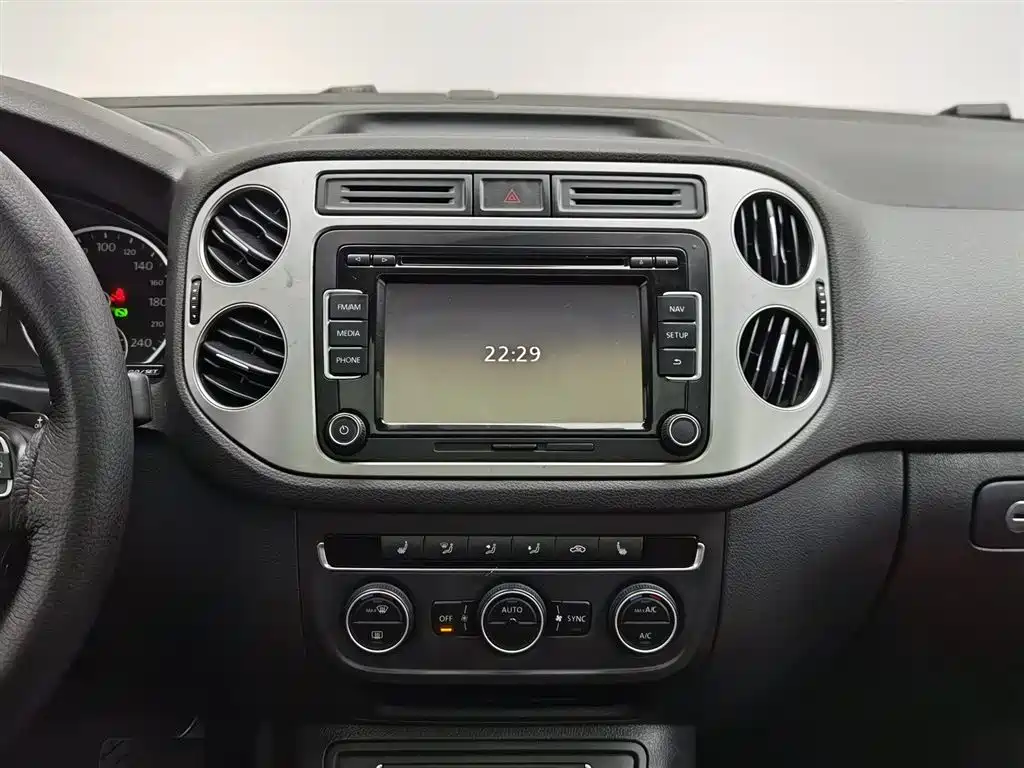 Volkswagen Tiguan 2014 — фото 12