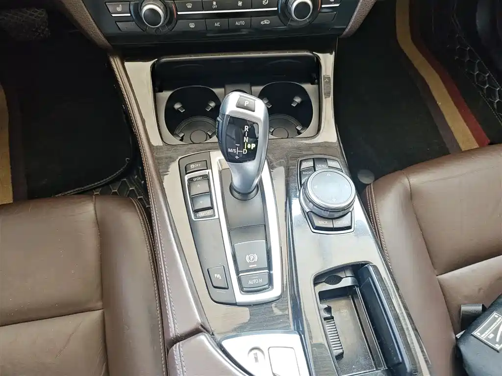 BMW 5 Series 2015 — фото 10