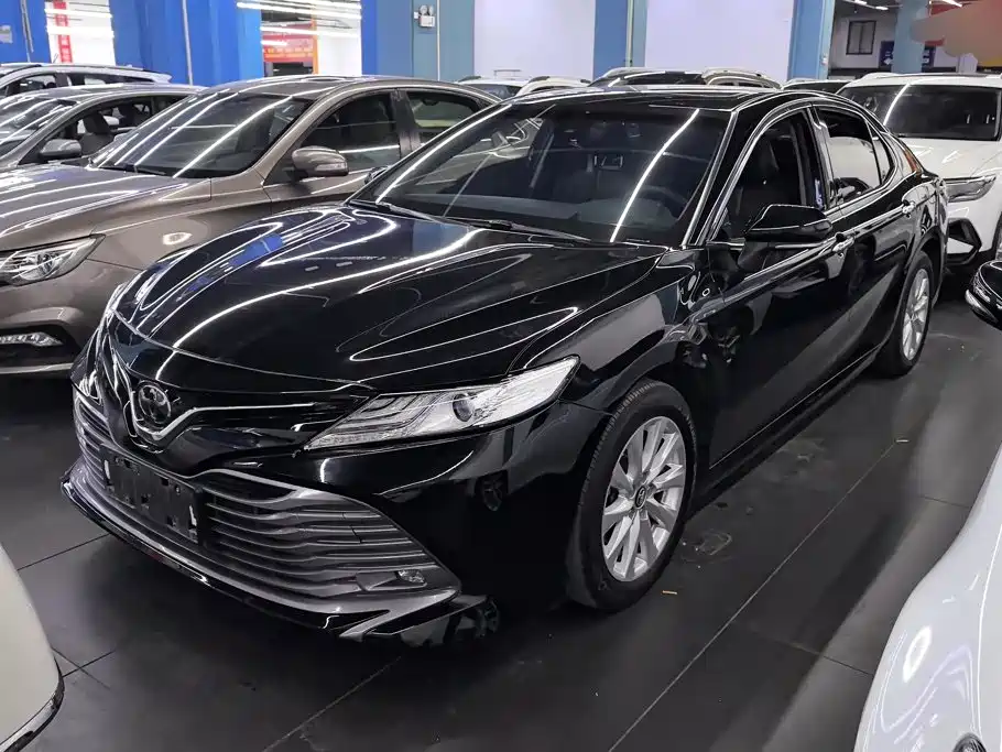 Toyota Camry 2021 — фото 1