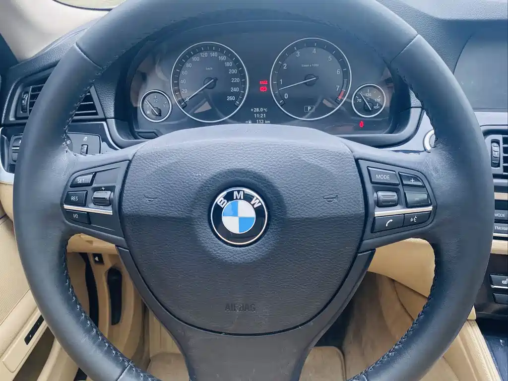 BMW 5 Series 2011 — фото 16