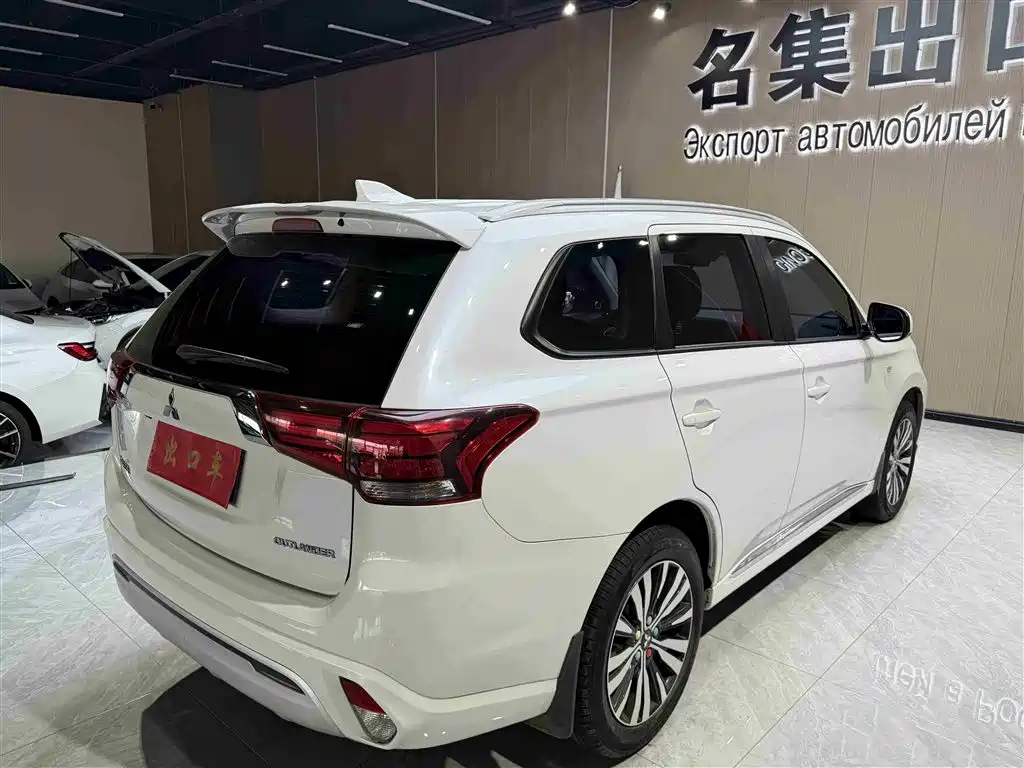Mitsubishi Outlander 2022 — фото 4