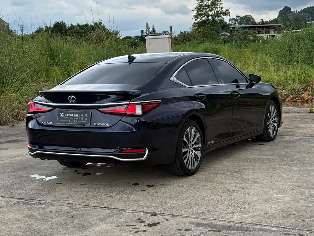 Lexus ES 2018 — фото 9