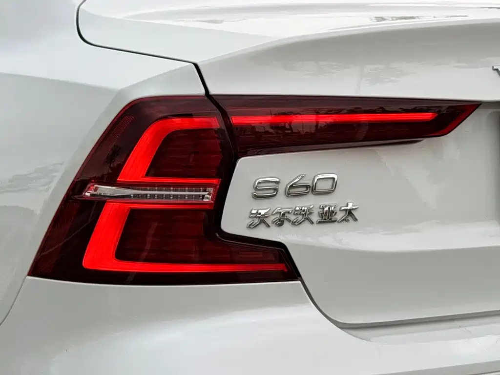 Volvo S60 2022 — фото 19
