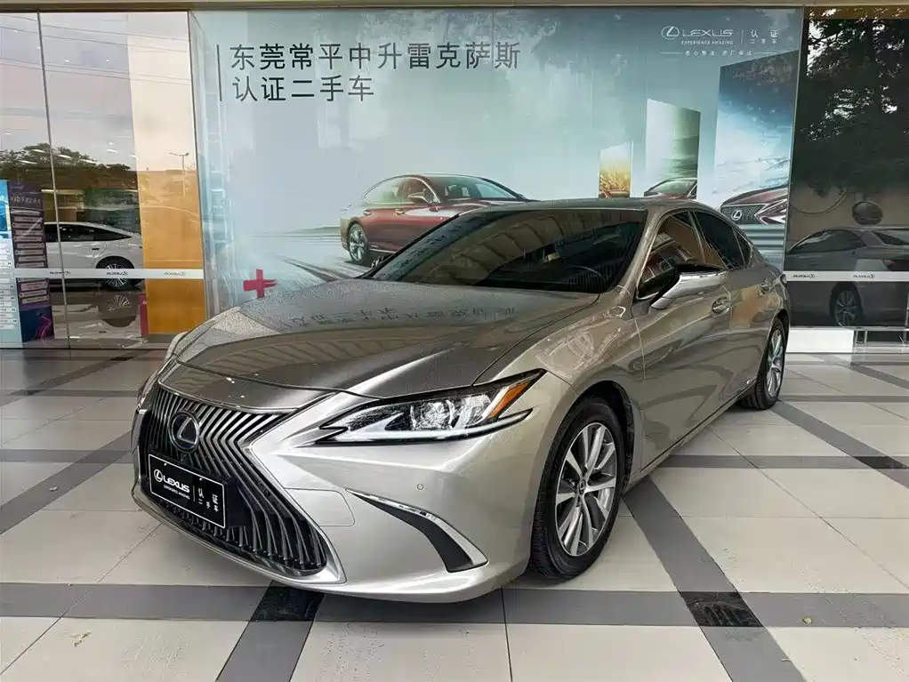 Lexus ES 2020 — фото 1