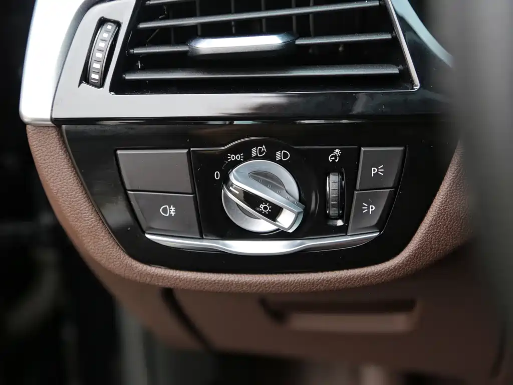 BMW 5 Series 2021 — фото 15
