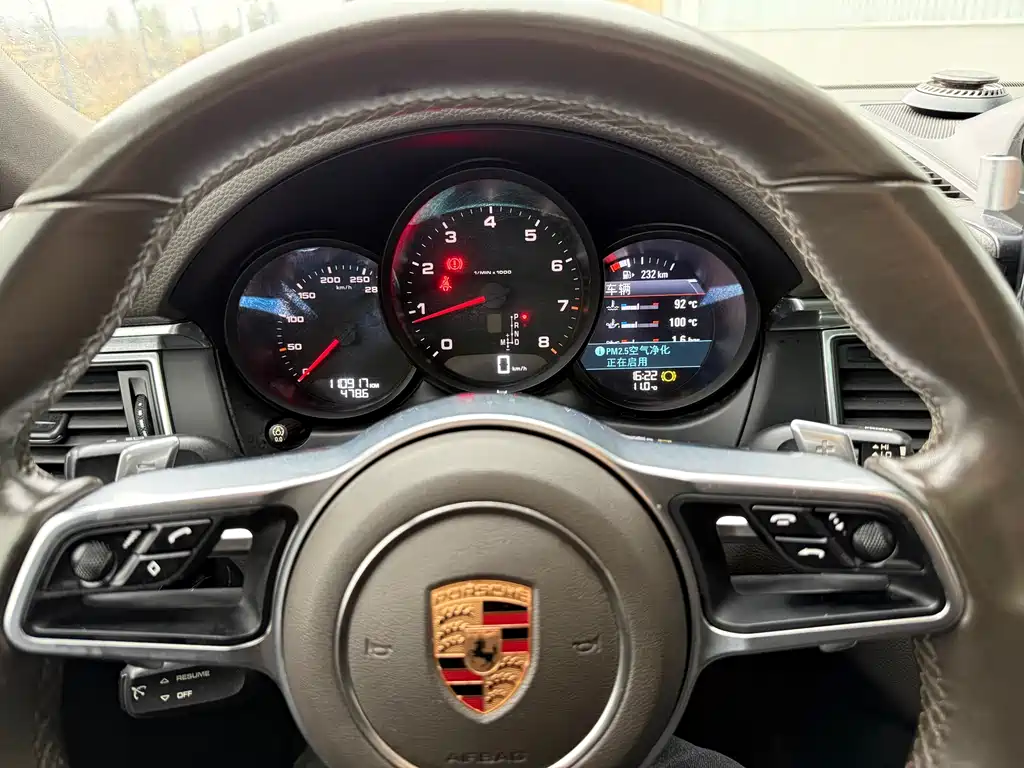 Porsche Macan 2018 — фото 9