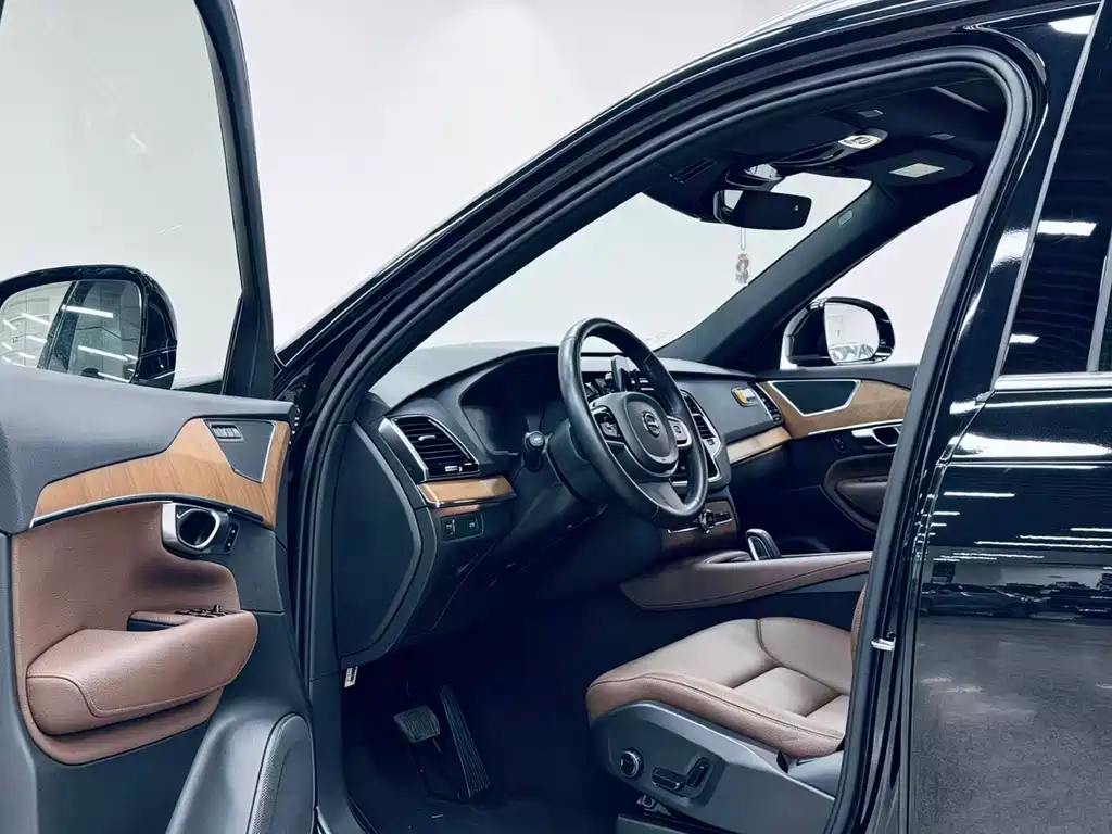 Volvo XC90 2021 — фото 9
