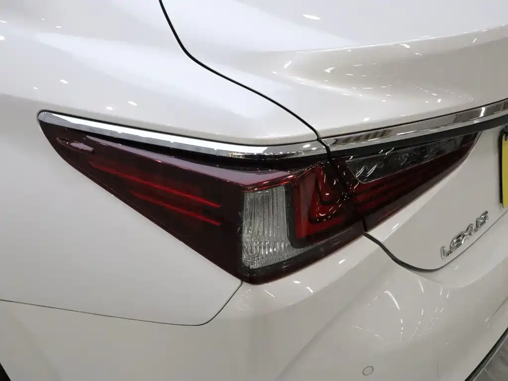 Lexus ES 2021 — фото 19