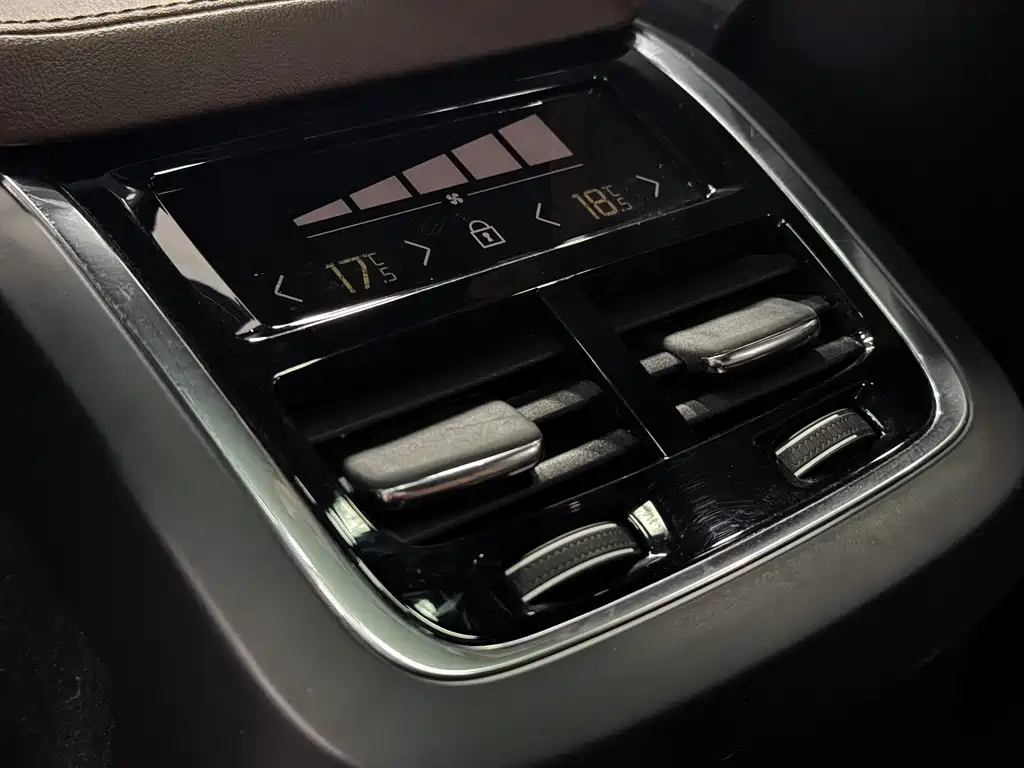 Volvo XC90 2022 — фото 9