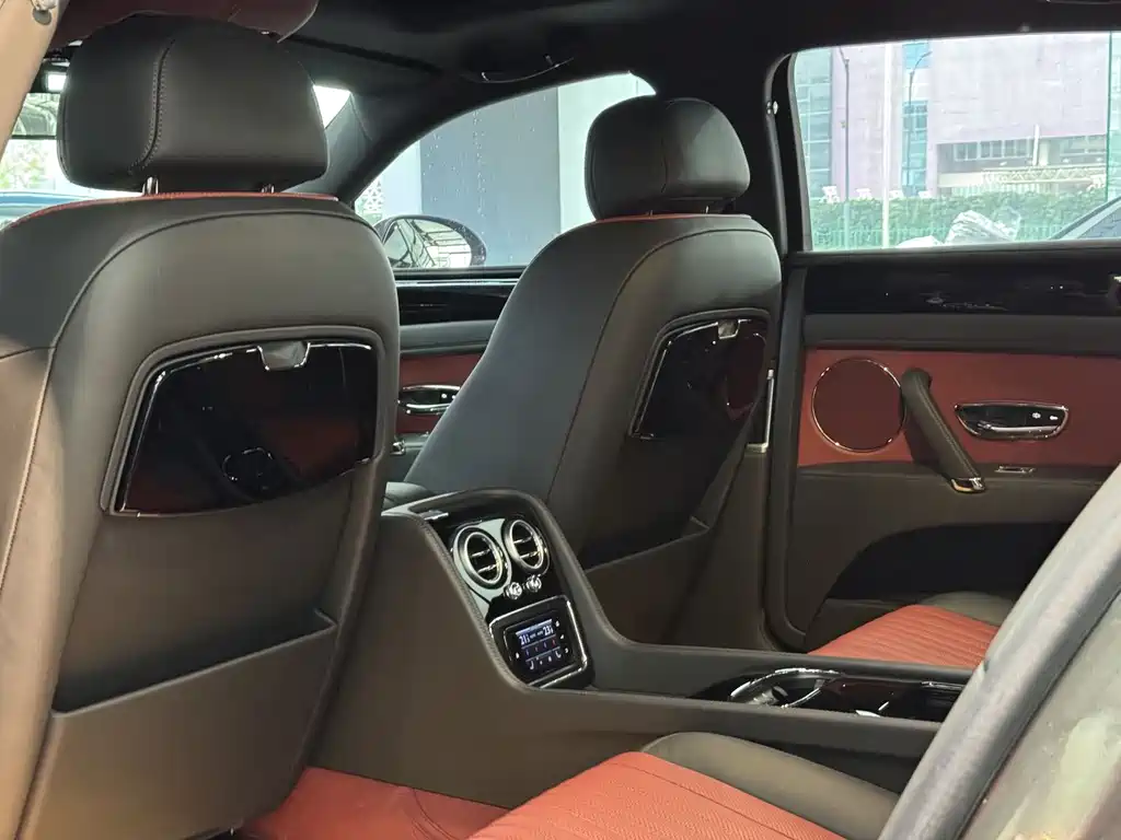 Bentley Flying Spur 2018 — фото 15