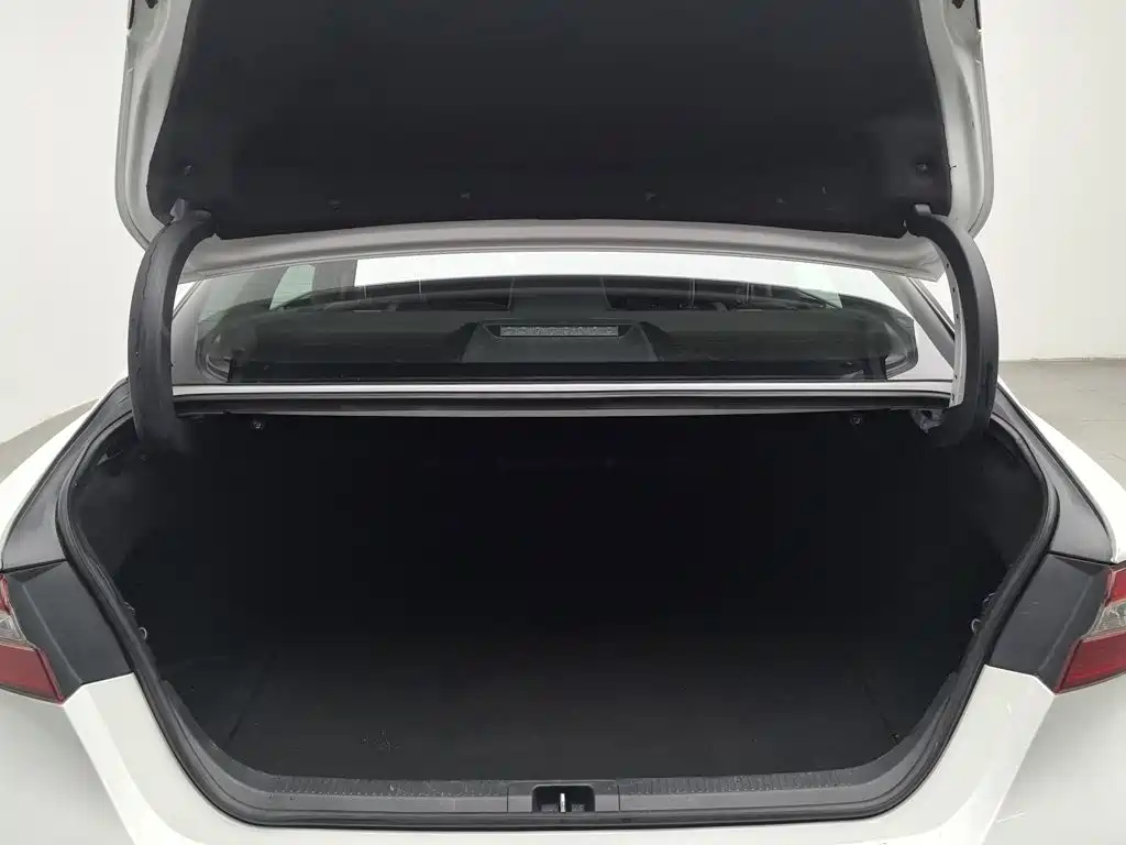 Toyota Camry 2019 — фото 16
